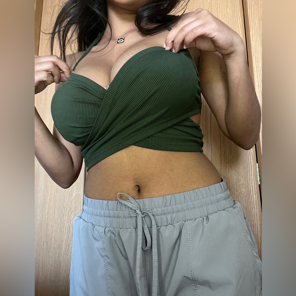 Cute going out top with such a pretty dark green color. Fits like a small!